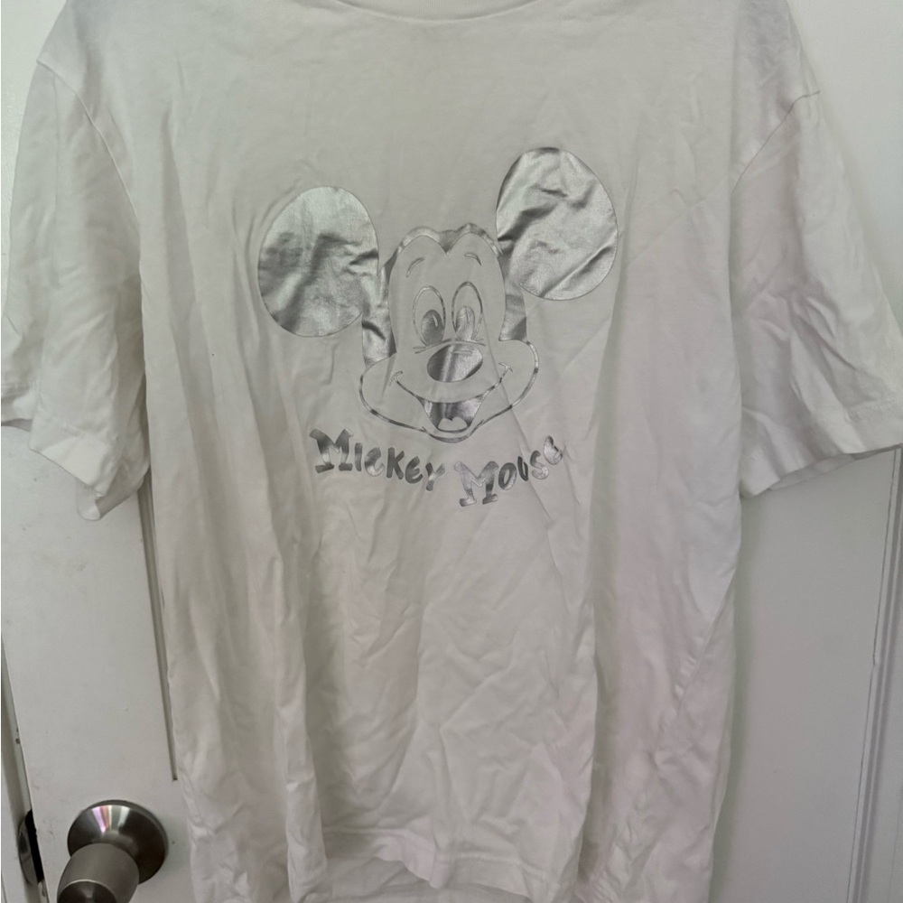 Uniqlo White Tee with Silver Graphic